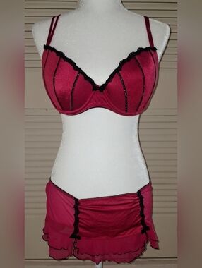 Apt. 9 Wine and Black 36 D and Large Lace Bra & Mini Skirt Set
